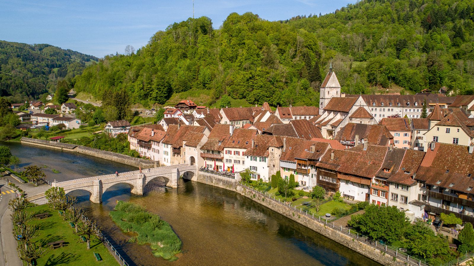 Le village de Saint-Ursanne et le Doubs, dans le Jura, valent le coup d’œil. (Photo : Adobe Stock)